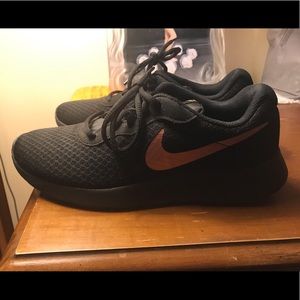 Women’s Nike’s Tanjun metallic